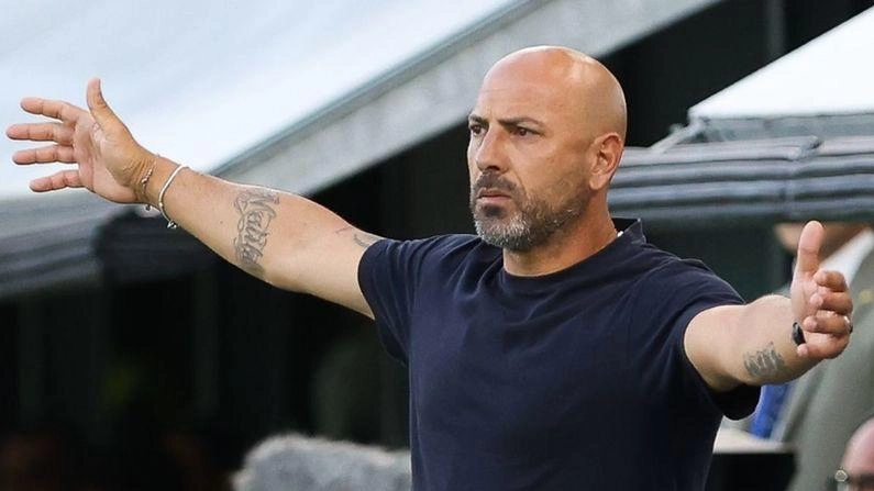 La rivincita dell’allenatore della Carrarese Antonio Calabro che, dopo le sconfitte della scorsa stagione, riparte con una vittoria contro lo Spezia che lo aveva cercato La rivincita dell’allenatore della Carrarese Antonio Calabro che, dopo le sconfitte della scorsa stagione, riparte con una vittoria contro lo Spezia che lo aveva cercato