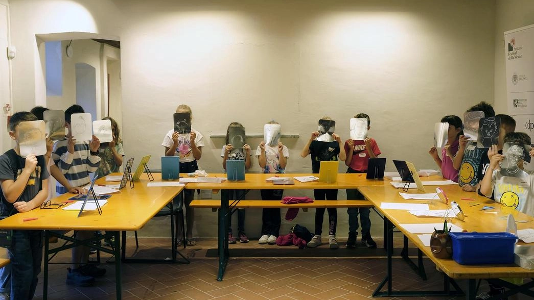 In centinaia hanno partecipato ai laboratori declinando a modo proprio il concetto dell’invisibilità ed esprimendo concetti profondi come "gli altri non possono vedere la tua anima, solo il tuo corpo". In centinaia hanno partecipato ai laboratori declinando a modo proprio il concetto dell’invisibilità ed esprimendo concetti profondi come "gli altri non possono vedere la tua anima, solo il tuo corpo".