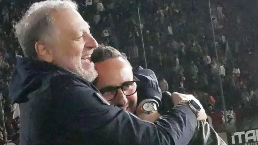 L’abbraccio tra il ds Nello Cutolo (a destra) e il presidente amaranto Guglielmo Manzo L’abbraccio tra il ds Nello Cutolo (a destra) e il presidente amaranto Guglielmo Manzo