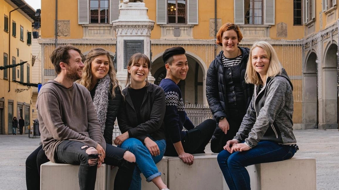 A Prato l'iniziativa "Buon Appetito!" della Monash University permette a famiglie di ospitare studenti stranieri a cena per migliorare l'inglese e scoprire nuove culture. Un'opportunità di crescita personale e di scambio culturale.