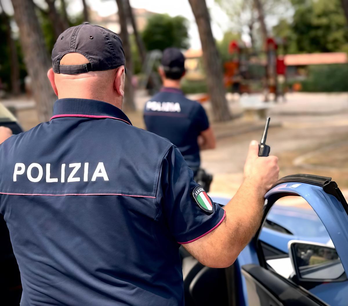 Ladri svaligiano una casa. Fanno razzia di gioielli poi ’brindano’ a tavola con vini pregiati Ladri svaligiano una casa. Fanno razzia di gioielli poi ’brindano’ a tavola con vini pregiati