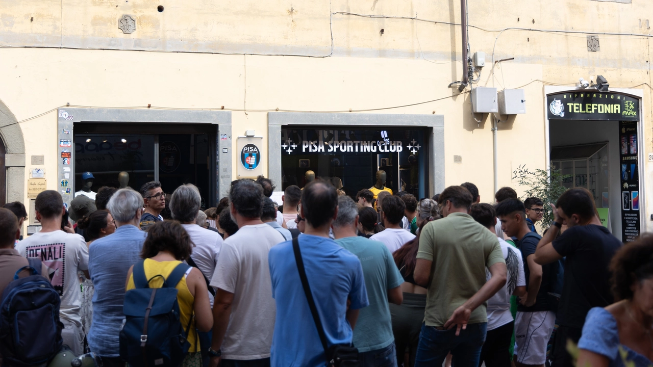 Fila per gli abbonamenti del Pisa Sporting Club in vista della stagione di Serie A 2025/2026, tifosi in coda anche fino a 2 giorni prima dell'inizio della vendita (foto di Enrico Mattia Del Punta)
