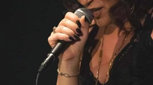 In foto la cantante Nina Larocca che si esibirà in un omaggio a Mina accompagnata dal gruppo I Radioviva In foto la cantante Nina Larocca che si esibirà in un omaggio a Mina accompagnata dal gruppo I Radioviva