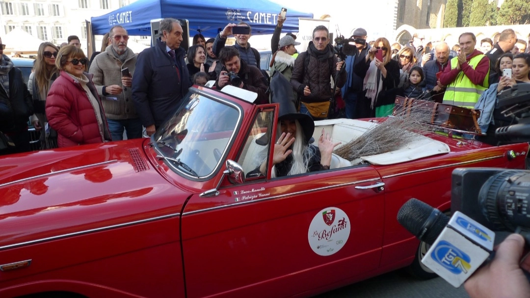 La Befana arriva su Spider rossa La Befana arriva su Spider rossa