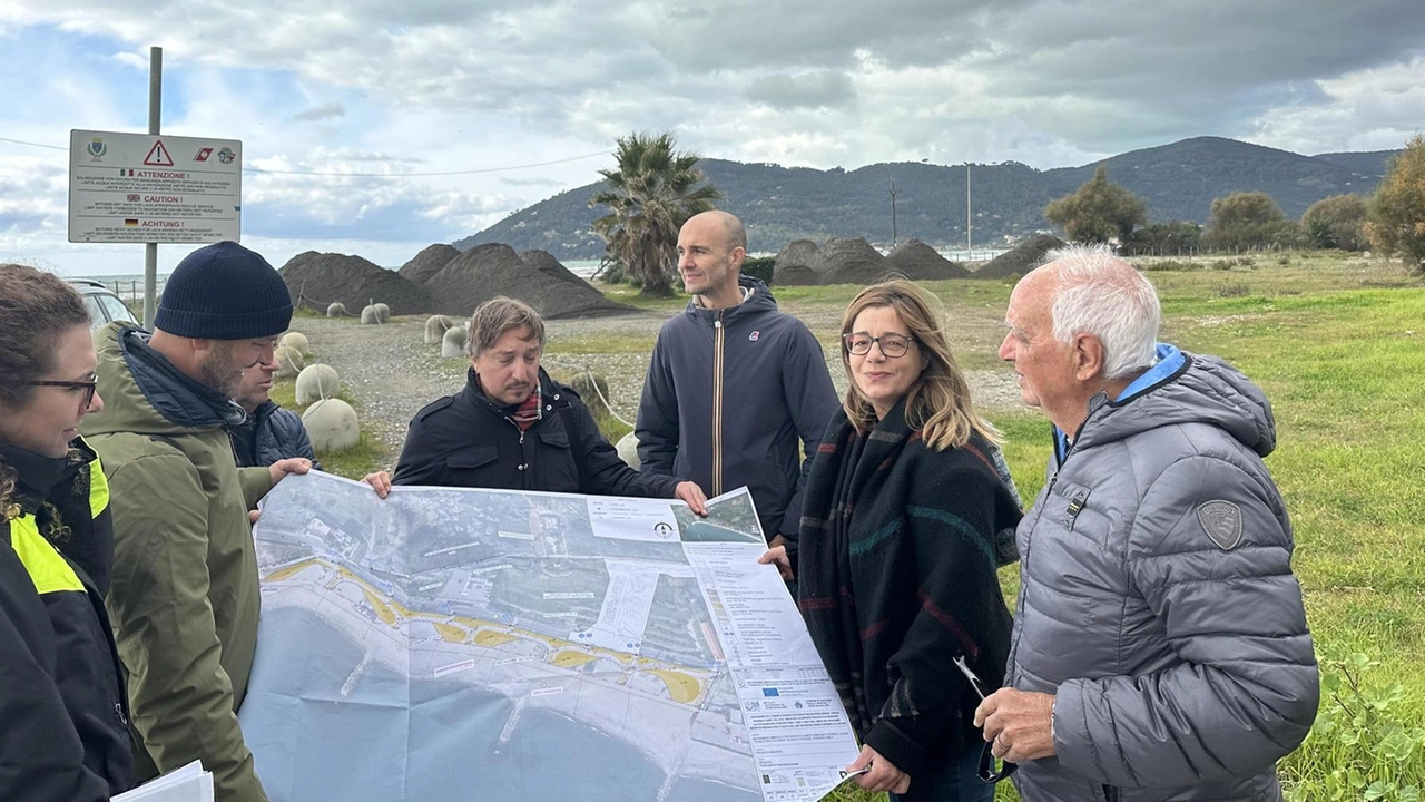 Consegnati alla ditta Agnese spa i lavori per il retro spiaggia, con tanto di riqualificazione di via Kennedy e via Brigate Partigiane Consegnati alla ditta Agnese spa i lavori per il retro spiaggia, con tanto di riqualificazione di via Kennedy e via Brigate Partigiane