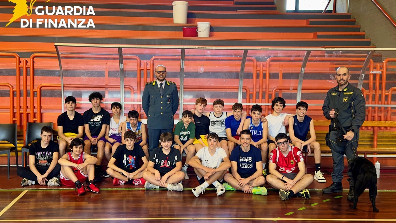 La Guardia di Finanza di Firenze ha incontrato gli atleti della Florence Basket La Guardia di Finanza di Firenze ha incontrato gli atleti della Florence Basket