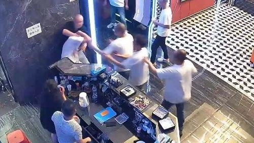 Un’immagine del violento pestaggio avvenuto all’interno del circolo Number One di via Scarlatti nel luglio scorso