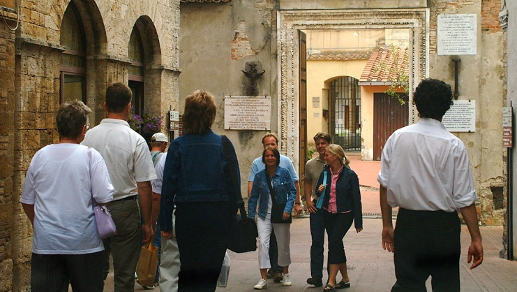 Turisti fra le stradine gioiello di San Gimignano Turisti fra le stradine gioiello di San Gimignano