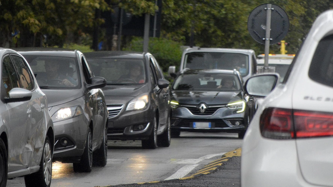A causare i forti problemi alla mobilità ci sono due importanti cantieri stradali. A quello sul ponte dell’Ombrone si sommerà l’altro sul raccordo a Pistoia Ovest. A causare i forti problemi alla mobilità ci sono due importanti cantieri stradali. A quello sul ponte dell’Ombrone si sommerà l’altro sul raccordo a Pistoia Ovest.