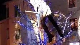 Stasera a Levigliani la Befana tornerà a volare dal campanile alla piazza del paese Stasera a Levigliani la Befana tornerà a volare dal campanile alla piazza del paese
