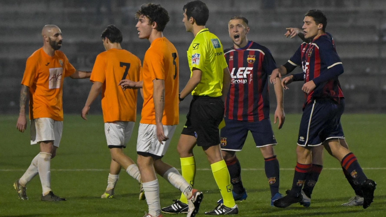 Tensione in campo tra i giocatori di Massese e Sestese durante la finale di Coppa di Eccellenza Tensione in campo tra i giocatori di Massese e Sestese durante la finale di Coppa di Eccellenza