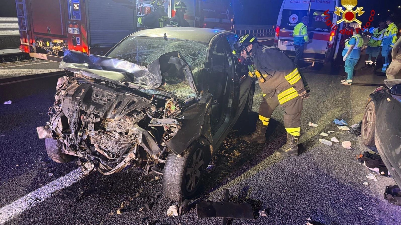 ALBINIA Nella notte tra venerdì e sabato è accaduto un incidente stradale sulla Strada Statale Aurelia, a pochi chilometri dallo svincolo... ALBINIA Nella notte tra venerdì e sabato è accaduto un incidente stradale sulla Strada Statale Aurelia, a pochi chilometri dallo svincolo...