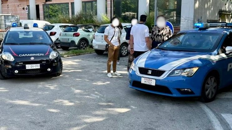 Le pattuglie dei carabinieri e della polizia di Pontedera hanno portato a termine due operazioni nel centro cittadino nelle ultime ore Le pattuglie dei carabinieri e della polizia di Pontedera hanno portato a termine due operazioni nel centro cittadino nelle ultime ore