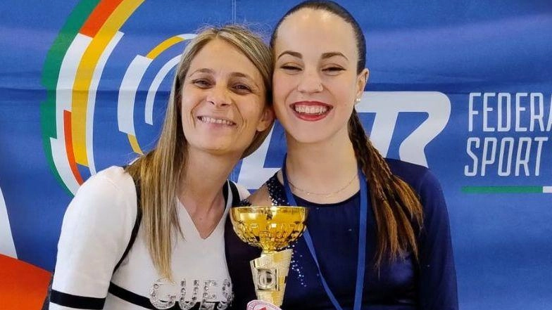 Gioia Tarquini con in mano la coppa del titolo regionale Gioia Tarquini con in mano la coppa del titolo regionale