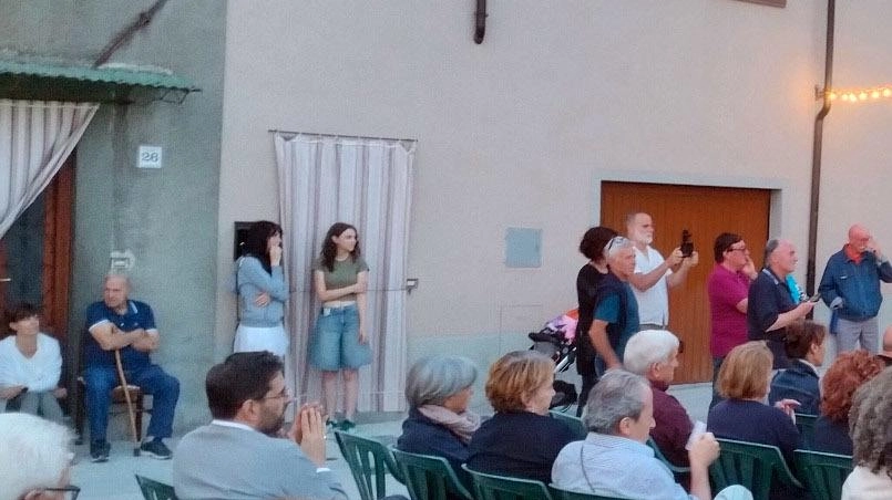 Presentati ufficialmente alla cittadinanza i lavori che hanno interessato la piazza centrale del borgo di Tereglio, in via del Piastronato,... Presentati ufficialmente alla cittadinanza i lavori che hanno interessato la piazza centrale del borgo di Tereglio, in via del Piastronato,...