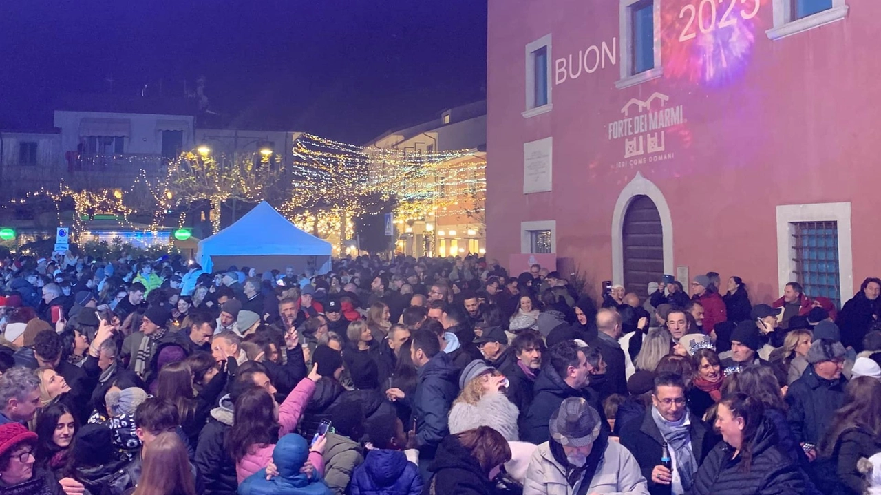 Tantissime persone si sono concentrate a San Silvestro in piazza Garibaldi Tantissime persone si sono concentrate a San Silvestro in piazza Garibaldi
