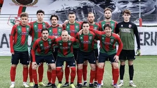La squadra di Eccellenza del Grassina. Sullo sfondo la. coreografia in ricordo del mitico presidente Paolo Casini a un anno dalla scomparsa