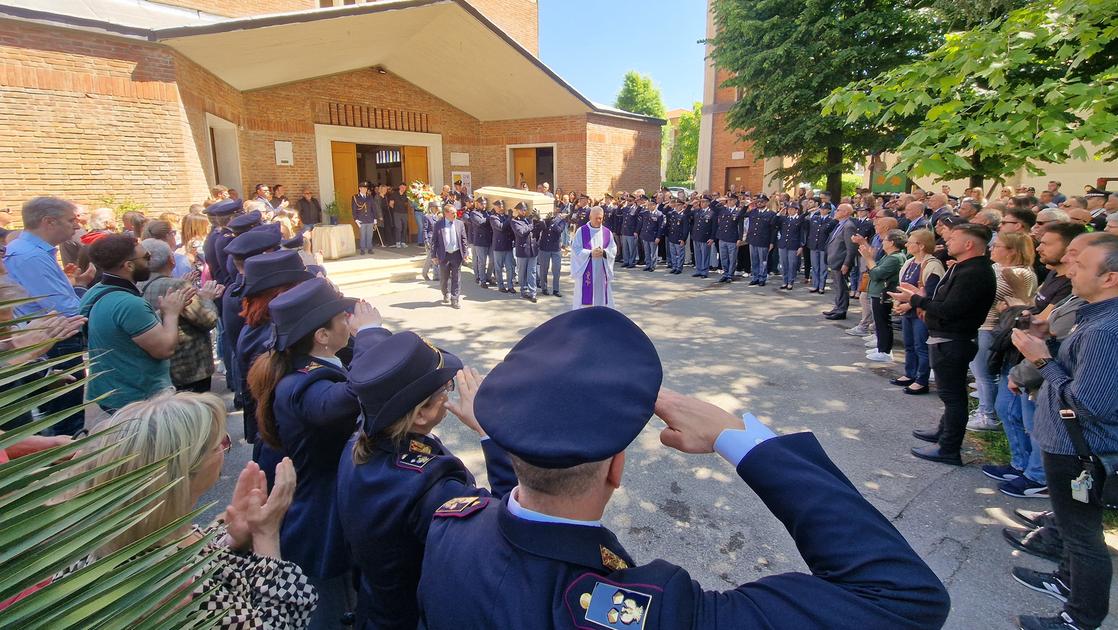 L’addio al poliziotto Cristalli, le lacrime e il ricordo della figlia: “Mi hai insegnato cosa è l’amore” L’addio al poliziotto Cristalli, le lacrime e il ricordo della figlia: “Mi hai insegnato cosa è l’amore”