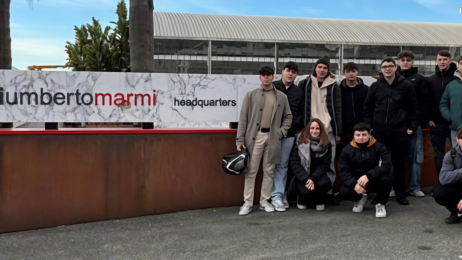 Un legame con il mondo del lavoro per conoscere chi investe sul territorio. Dalla nascita delle imbarcazioni al marmo: lezioni sul campo di economia. Un legame con il mondo del lavoro per conoscere chi investe sul territorio. Dalla nascita delle imbarcazioni al marmo: lezioni sul campo di economia.