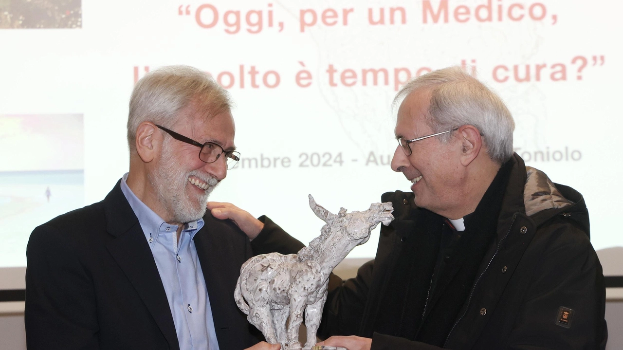 L’arcivescovo monsignor Giovanni Paolo Benotto consegna il premio «L’asino che raglia» al dottor Giuseppe Meucci L’arcivescovo monsignor Giovanni Paolo Benotto consegna il premio «L’asino che raglia» al dottor Giuseppe Meucci