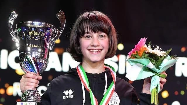 Festeggia il Cus Siena Estra. Lilia Grassi (foto a sinistra) si è laureata campionessa Italiana della categoria Giovanissime di... Festeggia il Cus Siena Estra. Lilia Grassi (foto a sinistra) si è laureata campionessa Italiana della categoria Giovanissime di...