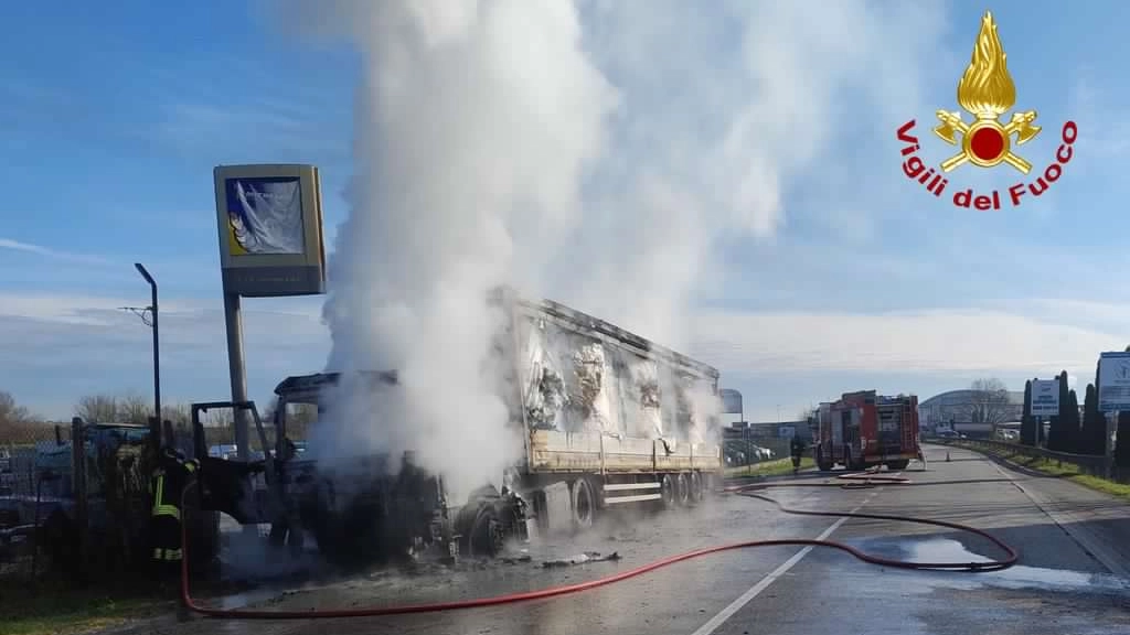Il mezzo pesante andato a fuoco (foto Vigili del Fuoco)