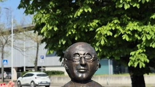 È stato inaugurato il monumento a Pietro Nenni, posto difronte all’Ospedale di San Donato. Il busto in bronzo, collocato sopra... È stato inaugurato il monumento a Pietro Nenni, posto difronte all’Ospedale di San Donato. Il busto in bronzo, collocato sopra...