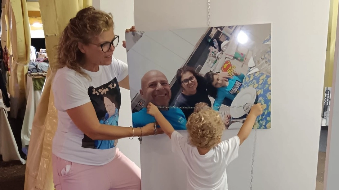 La foto di Luca Giannecchini, morto sul lavoro a 51 anni nella mostra itinerante “Non numeri ma persone” curata dall’associazione nazionale per la sicurezza sul lavoro Ruggero Toffolutti” La foto di Luca Giannecchini, morto sul lavoro a 51 anni nella mostra itinerante “Non numeri ma persone” curata dall’associazione nazionale per la sicurezza sul lavoro Ruggero Toffolutti”