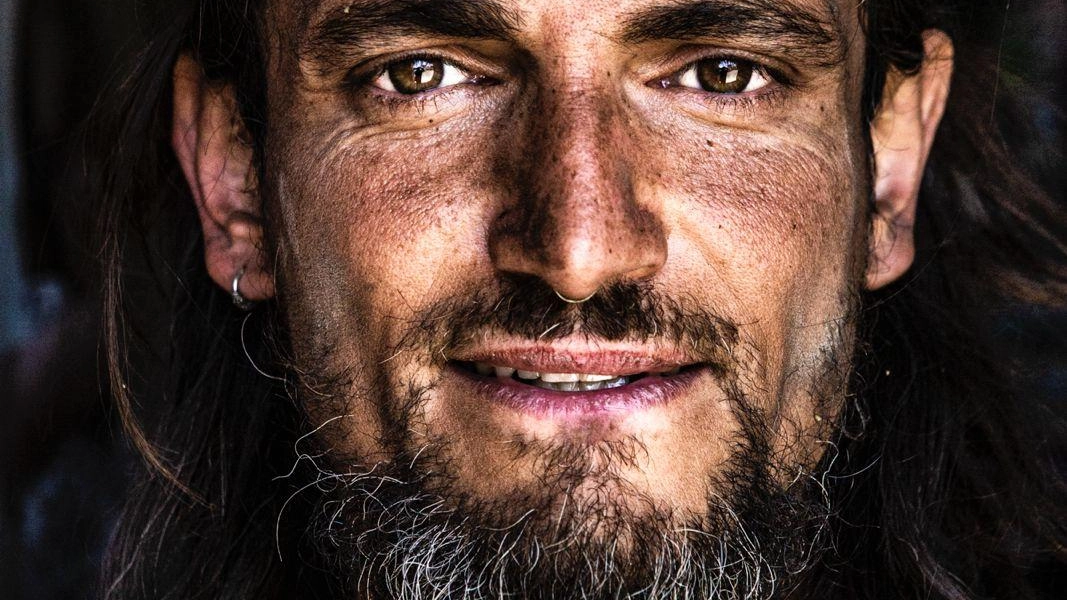 Un ritratto di Stefano Lotumolo, il fotografo nato a Borgo a Mozzano, che esporrà a Lucca le sue opere più recenti dedicate al grande raduno religioso Un ritratto di Stefano Lotumolo, il fotografo nato a Borgo a Mozzano, che esporrà a Lucca le sue opere più recenti dedicate al grande raduno religioso