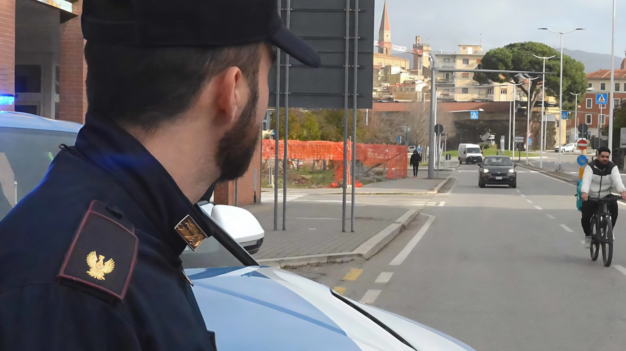 Una donna ubriaca che finisce per aggredire quattro agenti di polizia. Un’altra sorpresa con l’auto piena di merce rubata, mentre...