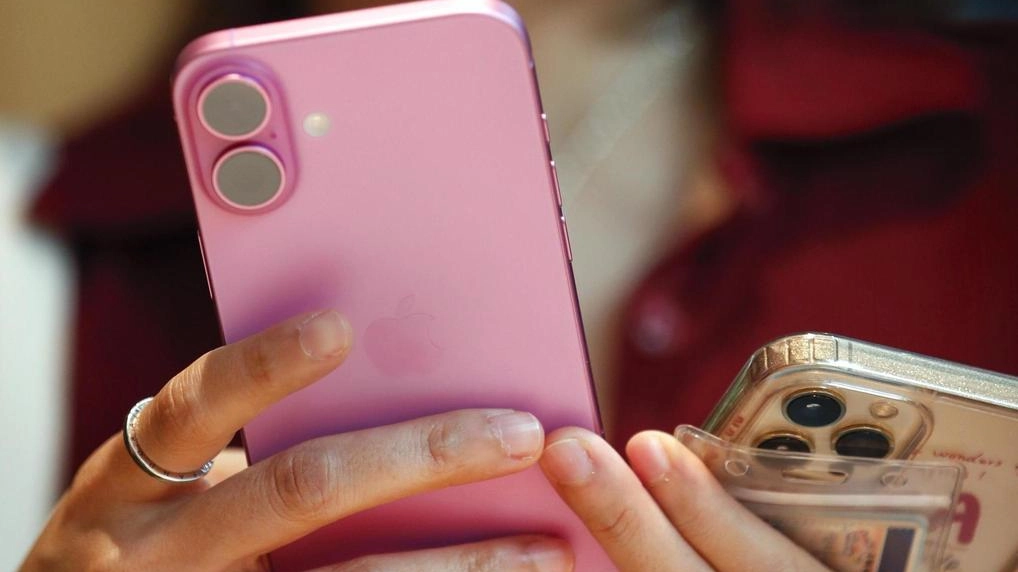 In foto una ragazza con il nuovo Iphone 16 In foto una ragazza con il nuovo Iphone 16