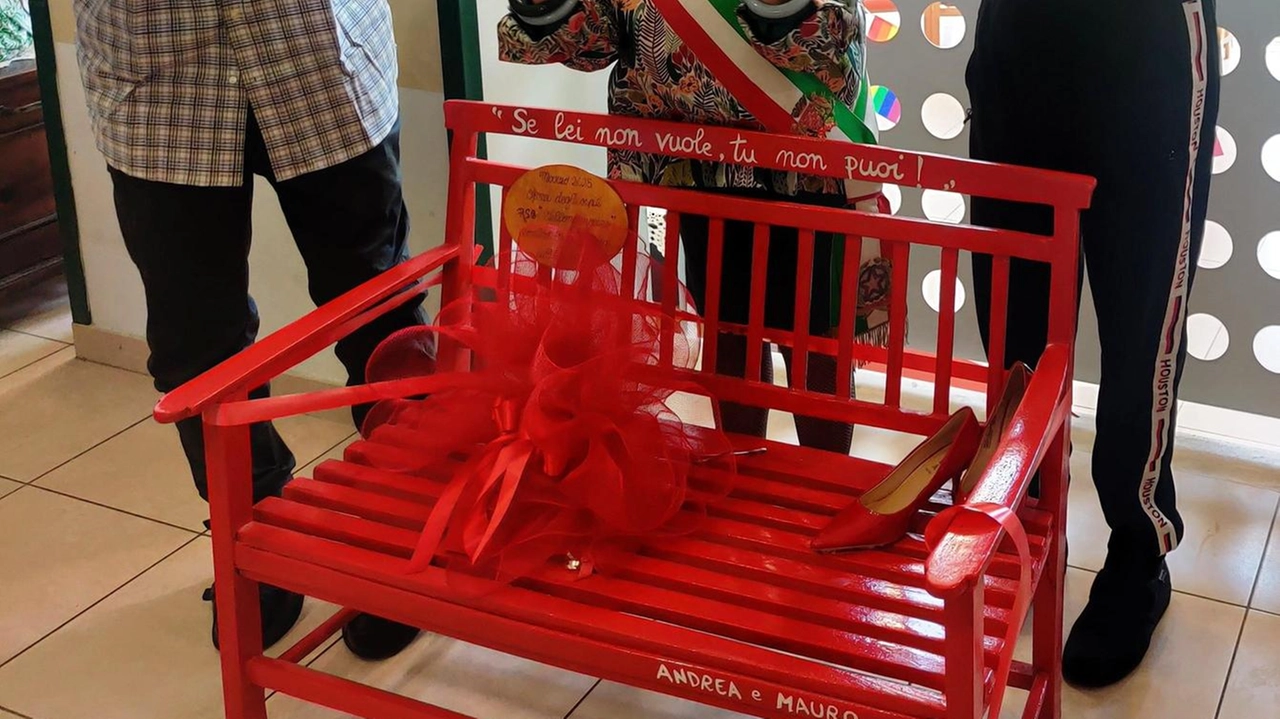 Inaugurata una panchina rossa dipinta da due ospiti della struttura, Andrea e Mauro, alla presenza della vicesindaco. Anna Maria Celesti