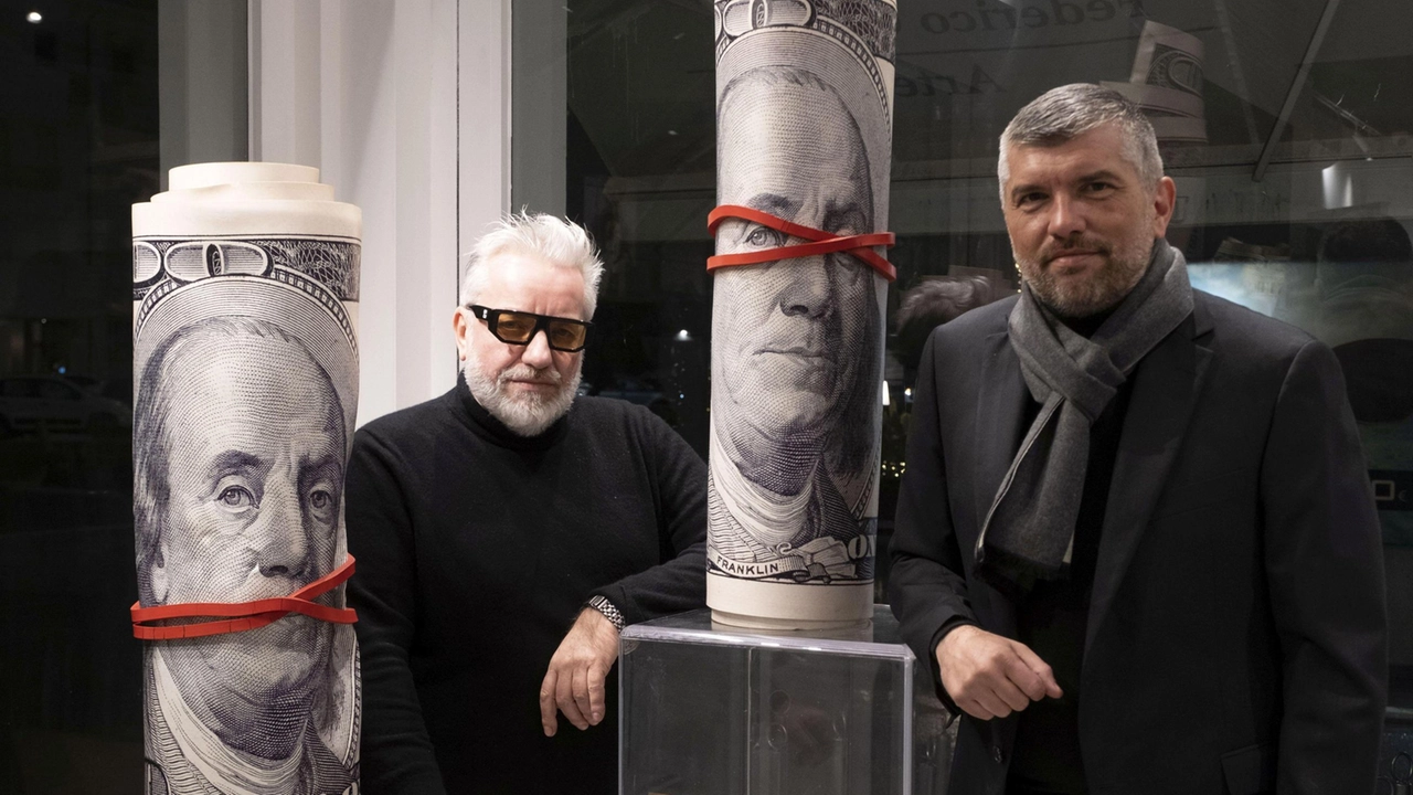 Vernissage di "Bankonotica" con creativi, giornalisti e collezionisti. Nell’occasione il lancio di profumi dell’influencer Zoe Cristofoli . . Vernissage di "Bankonotica" con creativi, giornalisti e collezionisti. Nell’occasione il lancio di profumi dell’influencer Zoe Cristofoli . .
