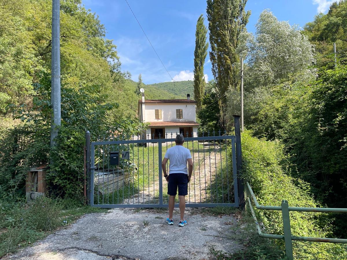 Sepolta nel giardino di casa, in tv spunta un testimone