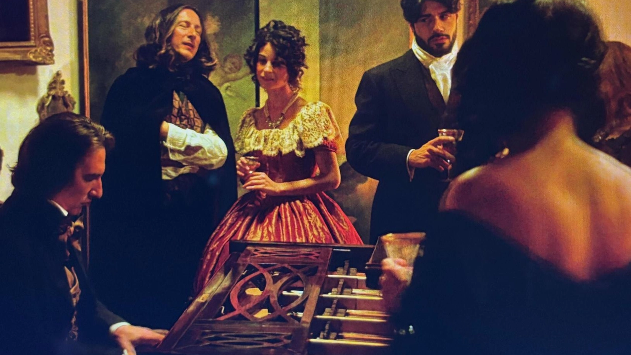 Una scena di ’Tender Art’, il film sulla Parigi del diciannovesimo secolo che il pianista, attore e regista Hershey Felder sta. girando a Firenze Una scena di ’Tender Art’, il film sulla Parigi del diciannovesimo secolo che il pianista, attore e regista Hershey Felder sta. girando a Firenze