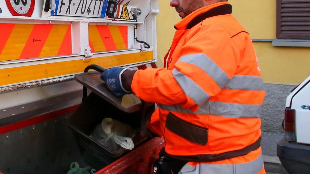 Un operatore di Alia Servizi Ambientali a lavoro per la raccolta dei rifiuti