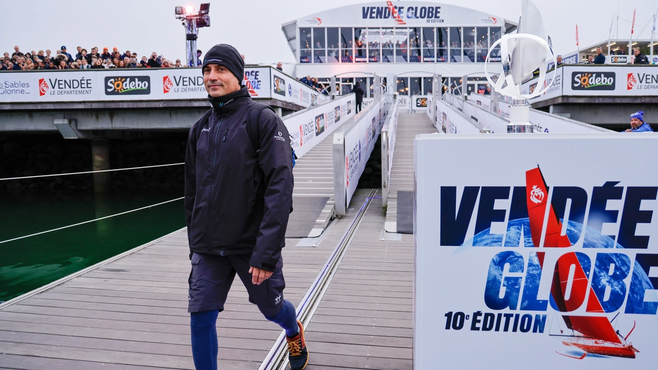 Lo skipper di Prysmian Giancarlo Pedote fotografato con il suo trofeo sui pontoni prima dell'inizio della Vendée Globe, domenica 10 novembre a Les Sables d'Olonne, in Francia (foto Anne Beaugé / Alea) Lo skipper di Prysmian Giancarlo Pedote fotografato con il suo trofeo sui pontoni prima dell'inizio della Vendée Globe, domenica 10 novembre a Les Sables d'Olonne, in Francia (foto Anne Beaugé / Alea)