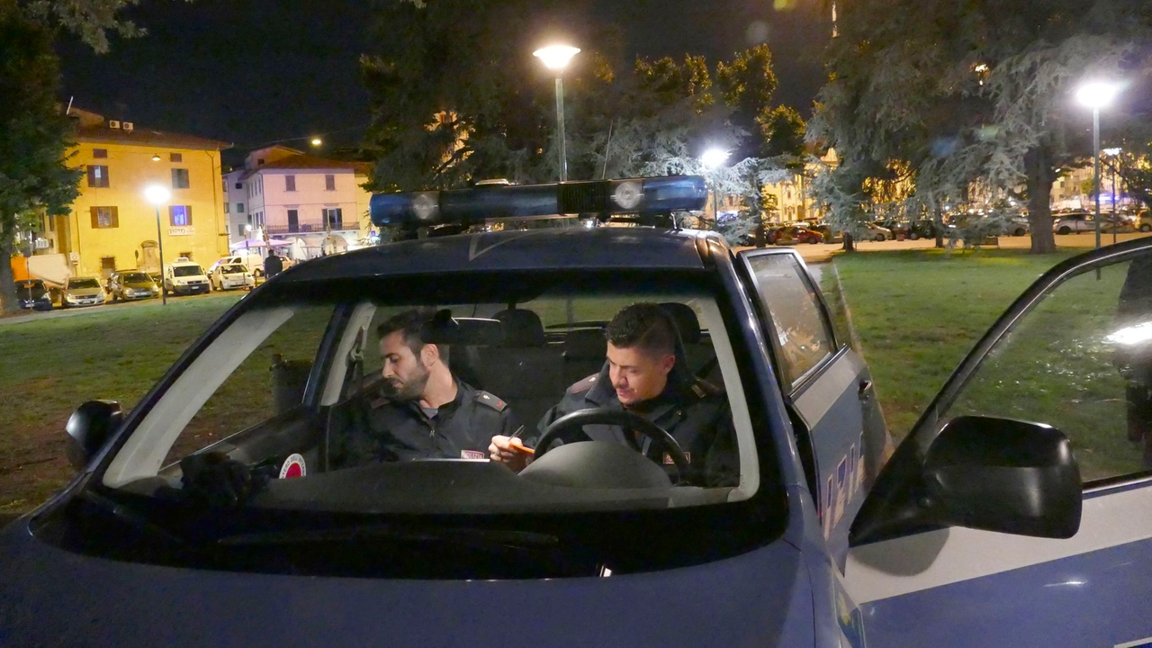 Una volante della polizia in centro a Prato (foto di repertorio Attalmi) Una volante della polizia in centro a Prato (foto di repertorio Attalmi)