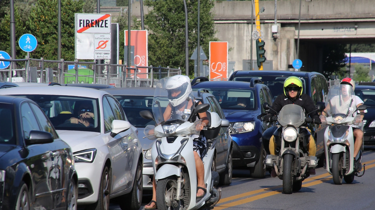 Una strada trafficata di Firenze. Il 25enne ha scritto alla sindaca Sara Funaro denunciando, tra le altre cose, i problemi di tante strade (New Press Photo)