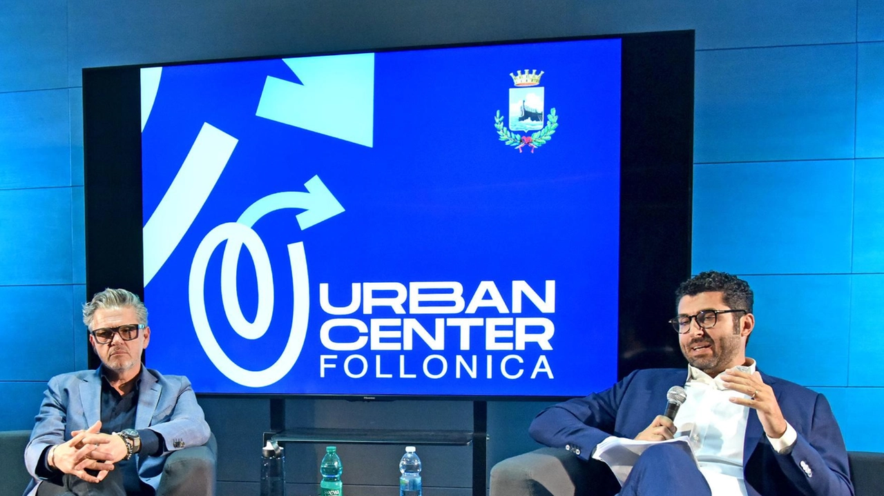 Un momento del primo incontro pubblico con la cittadinanza per illustrare il progetto del Comune di Follonica ’Urban Center’ e la filosofia che lo ispirava