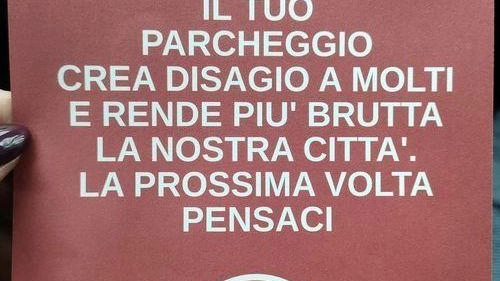 Il volantino che in questi giorni decine di automobilisti un po’ disinvolti nell’uso della sosta. trovano sul parabrezza Il volantino che in questi giorni decine di automobilisti un po’ disinvolti nell’uso della sosta. trovano sul parabrezza