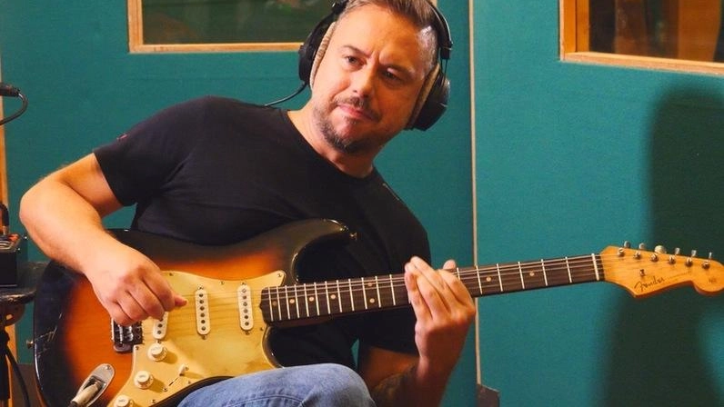 Il chitarrista Osvaldo Di Dio con quattro colonne del Pino Daniele degli inizi Il chitarrista Osvaldo Di Dio con quattro colonne del Pino Daniele degli inizi