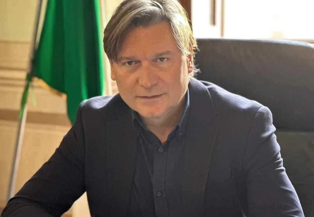 https://www.lanazione.it/image-service/view/acePublic/alias/contentid/YTUzNTBmZmQtNjJmOC00/0/vicenda-berardi-il-sindaco-il-consigliere-resta-dove-e.jpeg