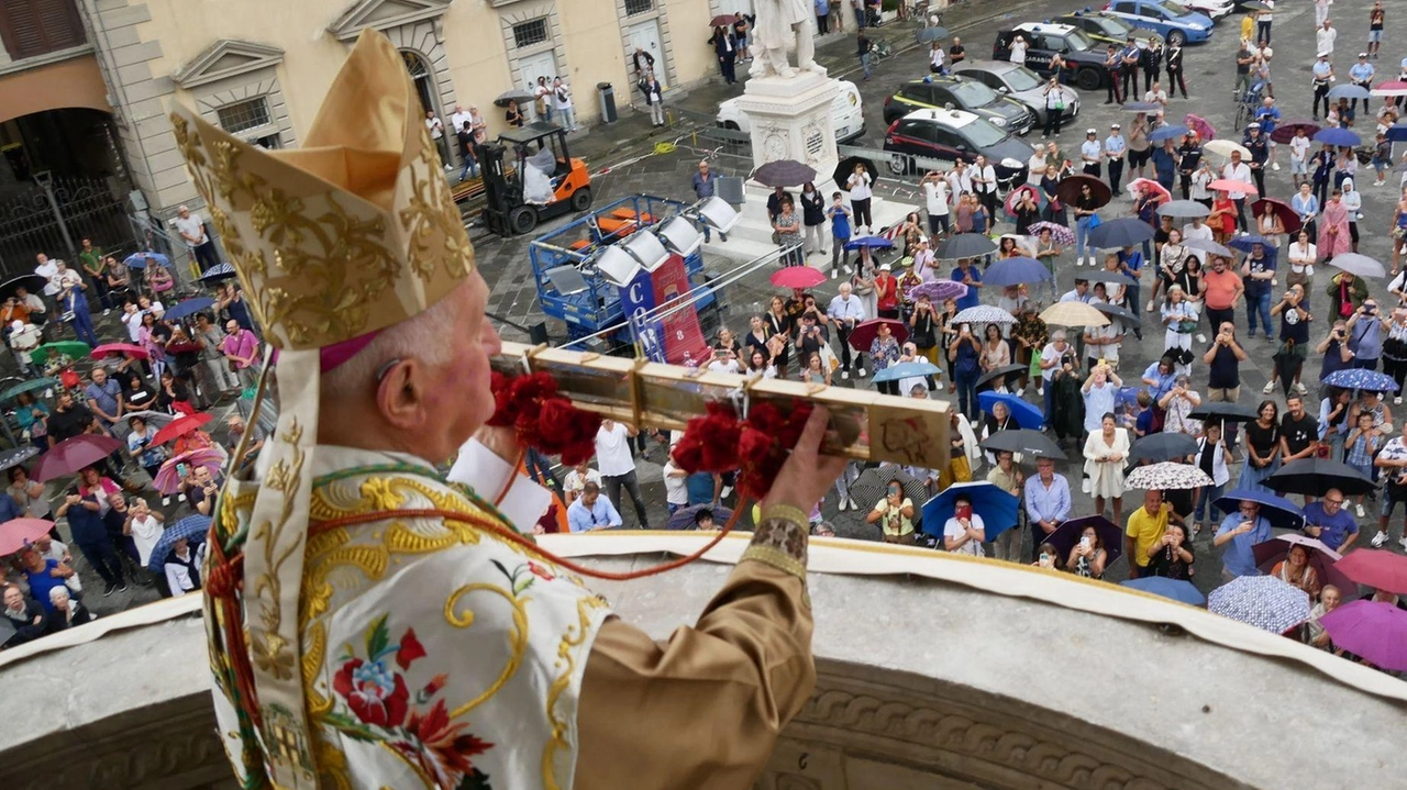 Monsignor Giuseppe Mani, arcivescovo emerito di Cagliari, ha mostrato la Sacra Cintola dal Pulpito di Donatello Monsignor Giuseppe Mani, arcivescovo emerito di Cagliari, ha mostrato la Sacra Cintola dal Pulpito di Donatello