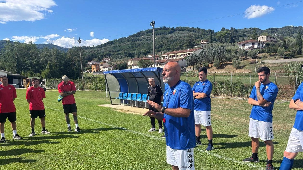 L’allenatore Sergio Pirozzi durante l’allenamento sul campo di Montecatini L’allenatore Sergio Pirozzi durante l’allenamento sul campo di Montecatini