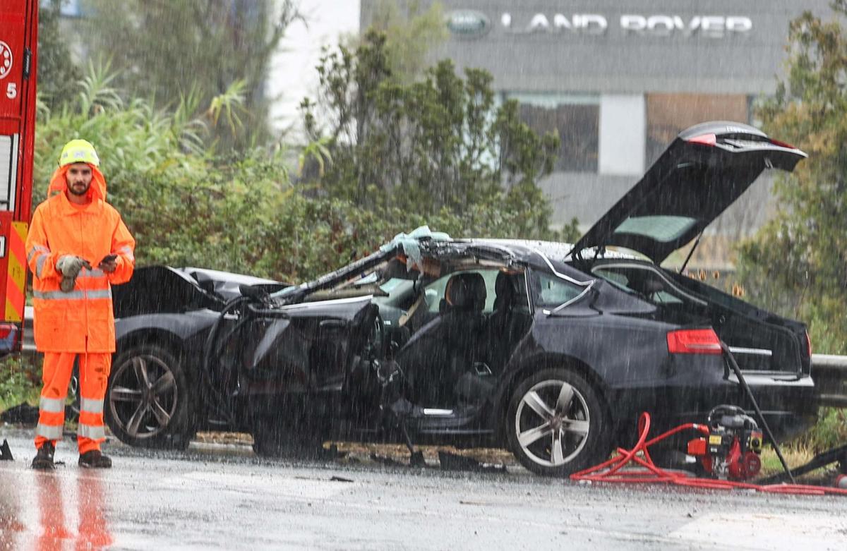 Mezzo pesante sbanda e si ribalta. Un’auto resta ’schiacciata’: tre feriti
