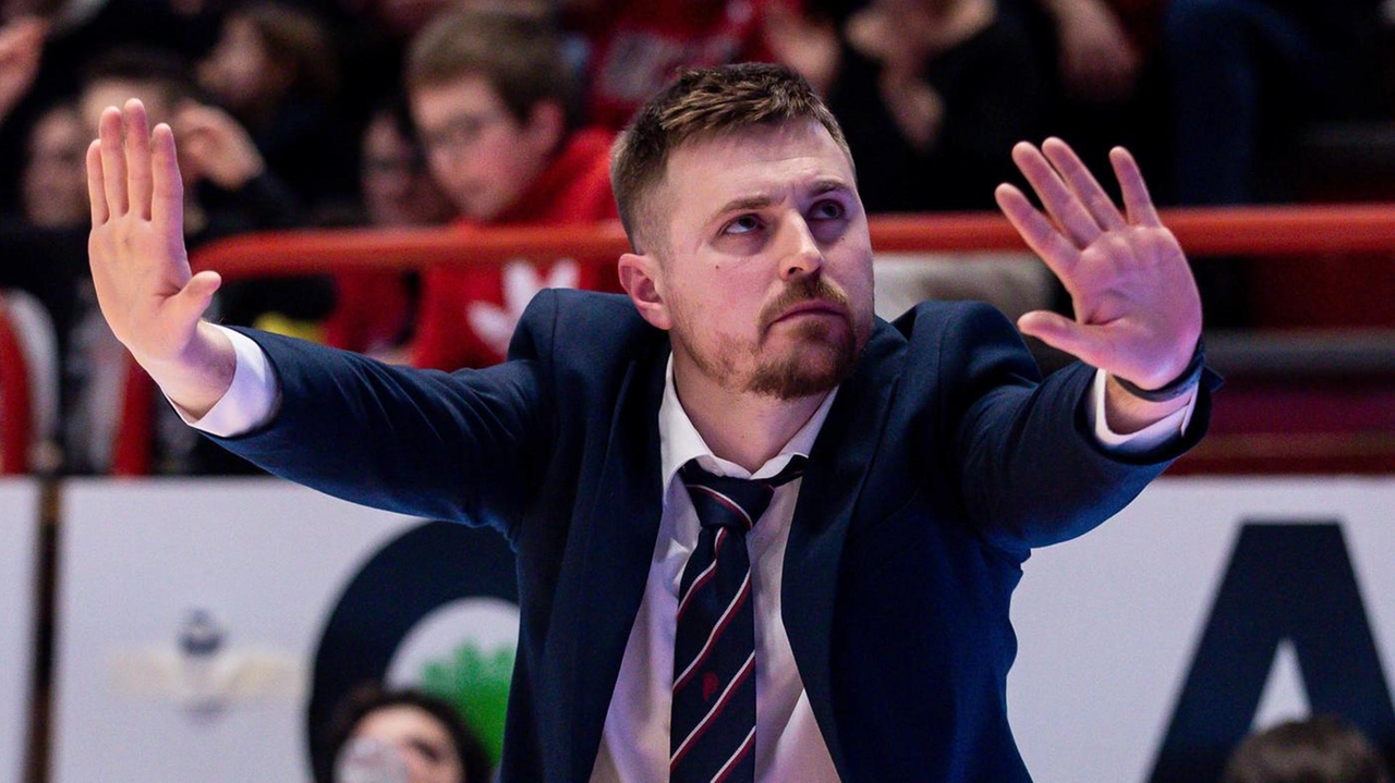 Tommaso Della Rosa, pistoiese doc, diventa capo allenatore del Pistoia Basket, incarnando lo spirito della città. Tommaso Della Rosa, pistoiese doc, diventa capo allenatore del Pistoia Basket, incarnando lo spirito della città.