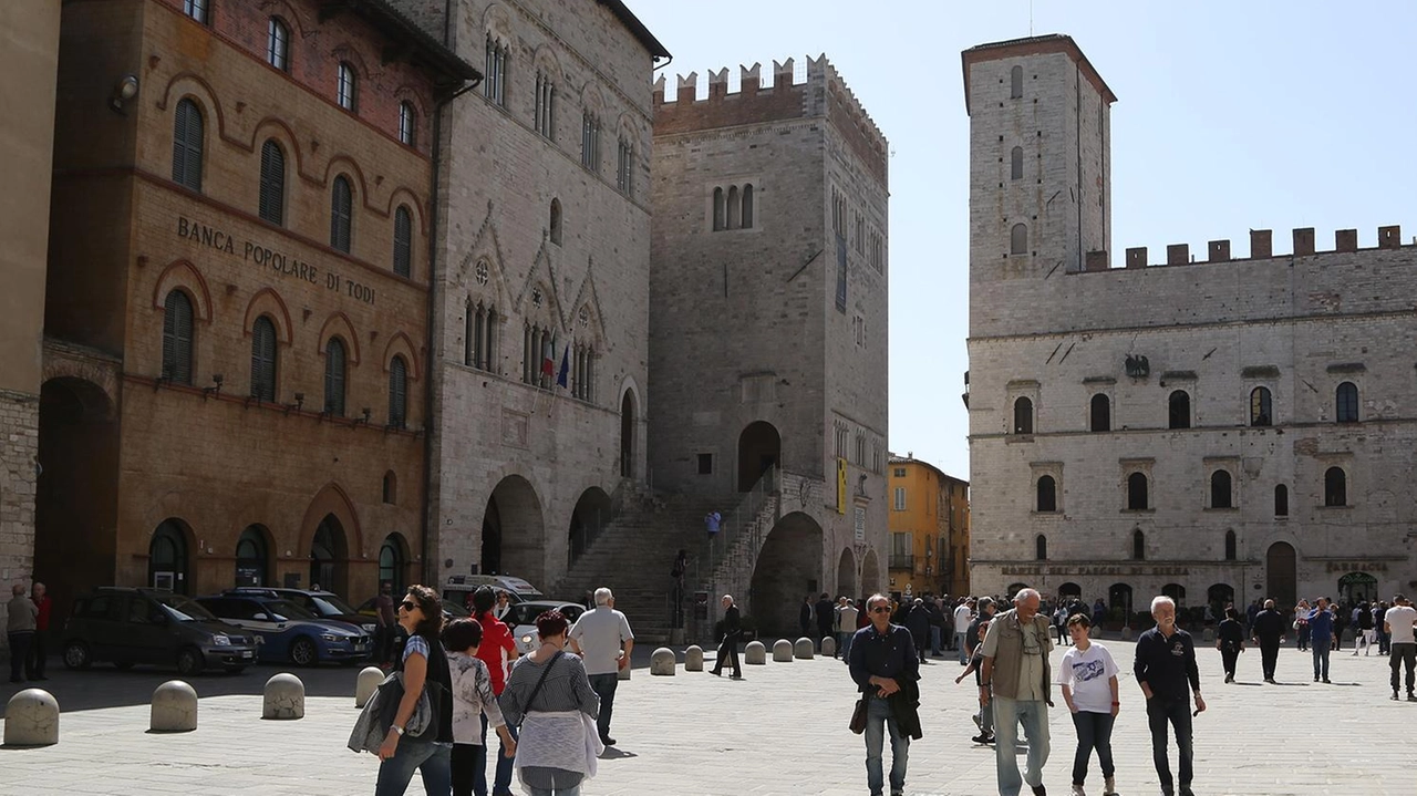 Piazza del Popolo, punto di riferimento del centro storico di Todi Il Comune sta lavorando a un nuovo sistema di monitoraggio del turismo Piazza del Popolo, punto di riferimento del centro storico di Todi Il Comune sta lavorando a un nuovo sistema di monitoraggio del turismo
