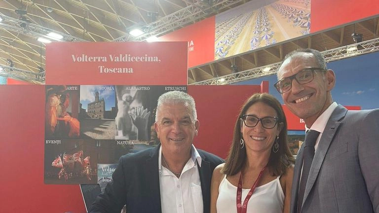 Da sinistra, il sindaco di Volterra Giacomo Santi, la direttrice del Consorzio turistico Volterra Valdicecina Claudia Bolognesi e il direttore di Confcommercio Pisa Federico Pieragnoli all’evento di Rimini Da sinistra, il sindaco di Volterra Giacomo Santi, la direttrice del Consorzio turistico Volterra Valdicecina Claudia Bolognesi e il direttore di Confcommercio Pisa Federico Pieragnoli all’evento di Rimini