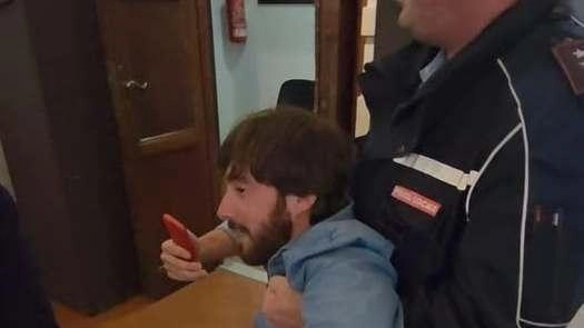 Il consigliere Gabriele Franchi portato via dalla polizia municipale durante l’ultima seduta del consiglio comunale Il consigliere Gabriele Franchi portato via dalla polizia municipale durante l’ultima seduta del consiglio comunale